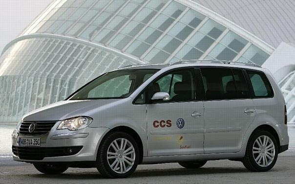 In diesem VW Touran läuft bereits ein ausschliesslich für synthetische Treibstoffe wie SunFuel entwickelter CCS-Vebrennungsmotor.